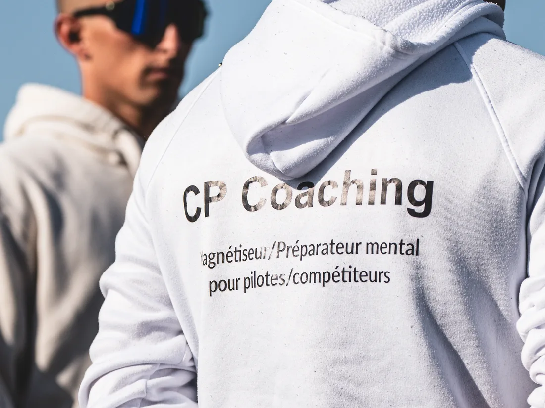 Philippe Ciminera en briefing mental avec un pilote — bascule de pilote à préparateur mental après sa grosse chute en 2020