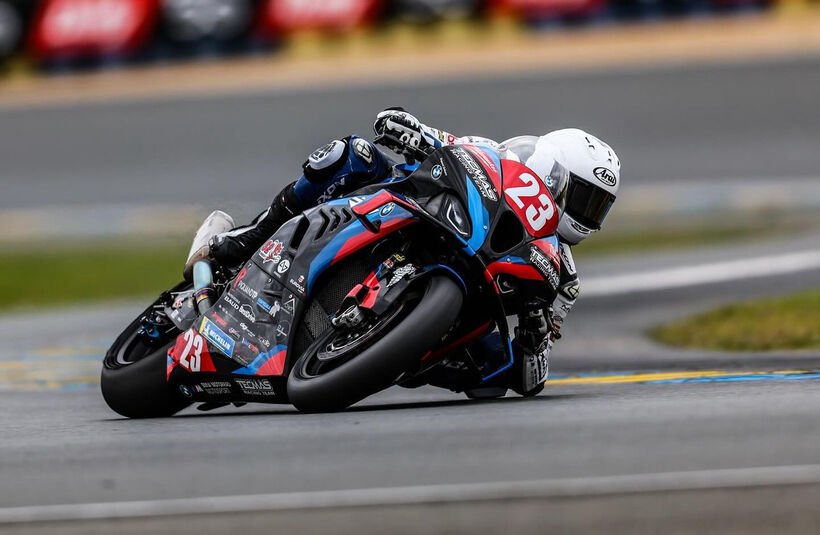 Moto en plein virage