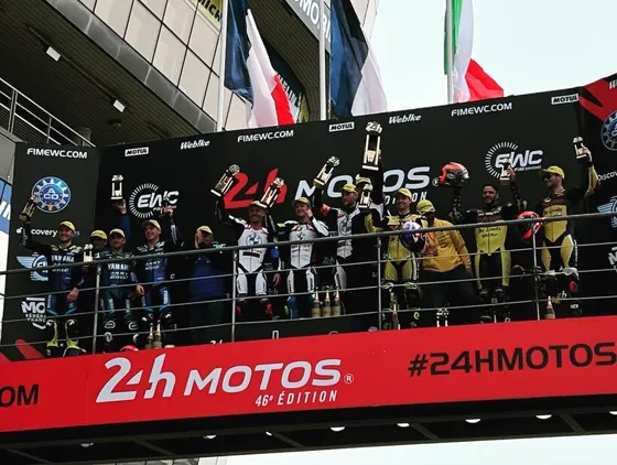 Podium avec les trophées