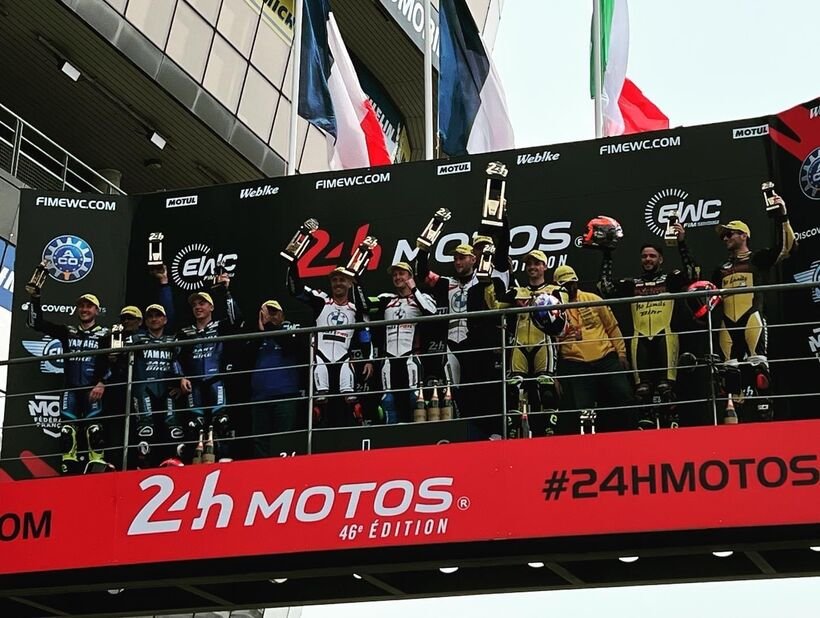 Podium avec les trophées