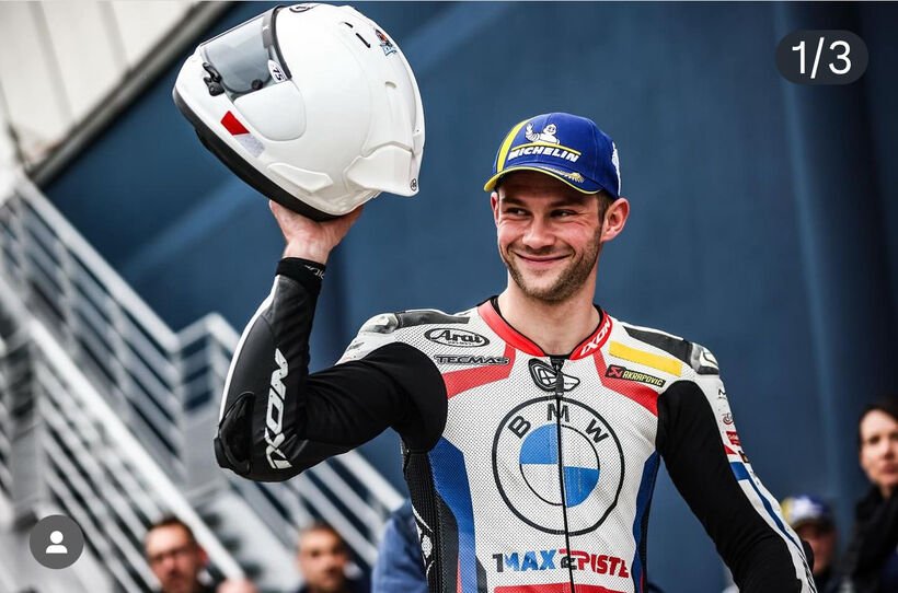 Pilote célébrant, bras levé