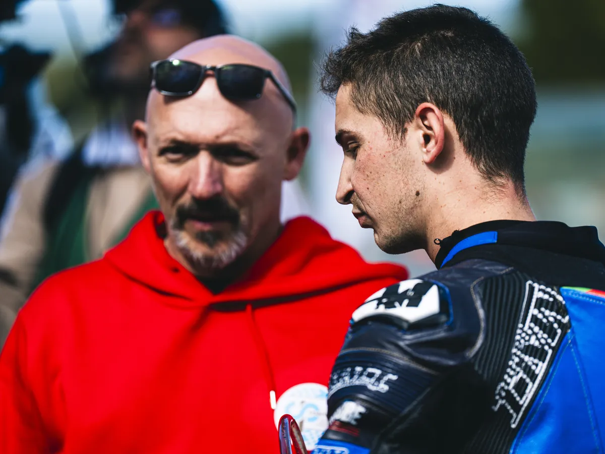 Philippe Ciminera face à un pilote, en pleine discussion sur le paddock