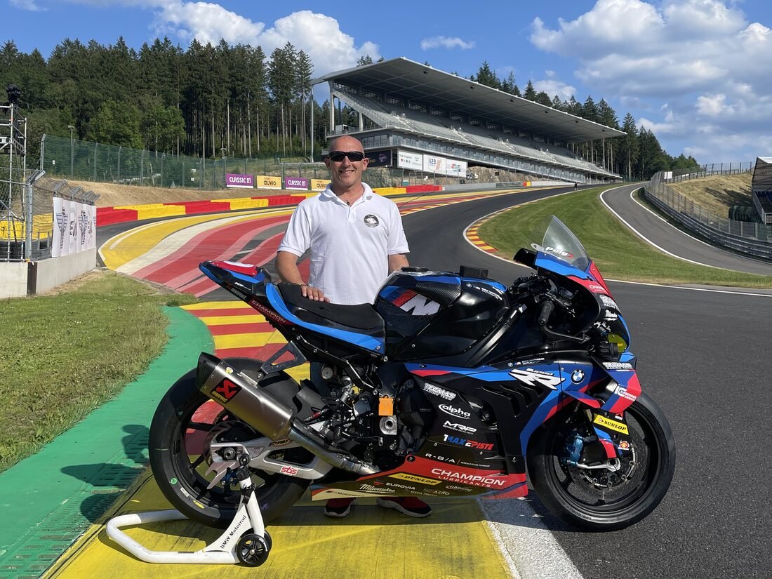 Philippe Ciminera avec sa moto BMW sur le circuit de Spa-Francorchamps